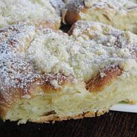 Drożdżówki z rabarbarem i serkiem.