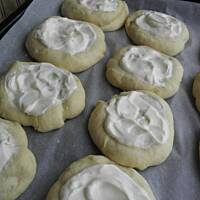 Drożdżówki z rabarbarem i serkiem.