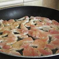 Smażony chiński makaron z kurczakiem.