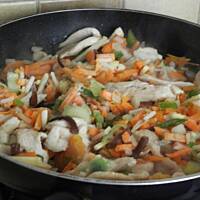 Smażony chiński makaron z kurczakiem.