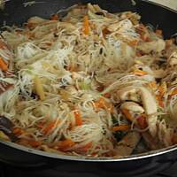 Smażony chiński makaron z kurczakiem.