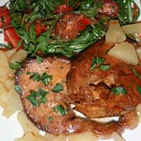 Łosoś w miodzie i sosie sojowym  na sałatce z rukoli