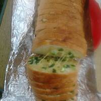 Chlebek serowo-cebulowy z grilla