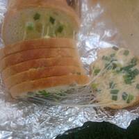 Chlebek serowo-cebulowy z grilla