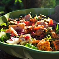 Sałatka z piekielnym łososiem