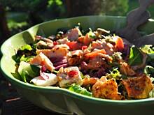 Fot. MIENTA, Sałatka z piekielnym łososiem