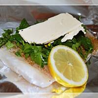 Ryba zapiekana w objęciach pietruszki z cytryną w towarzystwie ziemniaków w mundurkach i warzyw