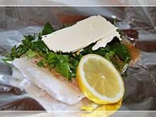 Fot. kaslava, Ryba zapiekana w objęciach pietruszki z cytryną w towarzystwie ziemniaków w mundurkach i warzyw