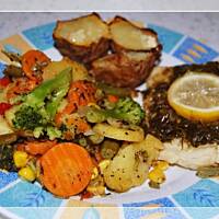 Ryba zapiekana w objęciach pietruszki z cytryną w towarzystwie ziemniaków w mundurkach i warzyw