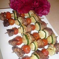 Szaszłyki z ananasem, pomidorkami i cukinią