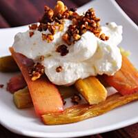 Pikantny pieczony rabarbar z waniliową śmietanką