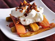 Fot. MIENTA, Pikantny pieczony rabarbar z waniliową śmietanką