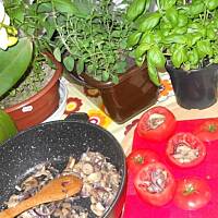 Grillowane pomidory nadziewane  jajkiem