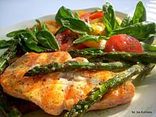 Fot. izeczka, Łosoś butterfly na grzance, ze szparagami i sałatką