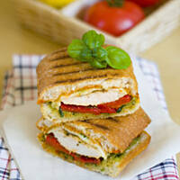 Panino z pieczoną papryką, kurczakiem i dwoma rodzajami pesto