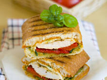 Fot. PannaM, Panino z pieczoną papryką, kurczakiem i dwoma rodzajami pesto