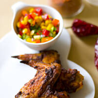 Pikantne skrzydełka z kolorową salsą