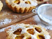 Fot. MIENTA, Mini szarlotki na orzechowym cieście