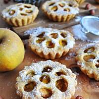 Mini szarlotki na orzechowym cieście