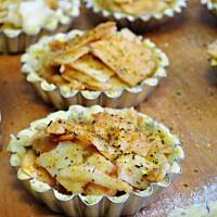 Mini szarlotki na orzechowym cieście