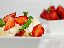 Fot. Wkn, Lekki deser z mascarpone, truskawkami i cytrynową skórką