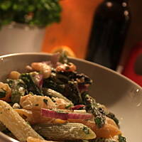 druga sałatka z makaronem, krewetkami i pieczonymi szparagami