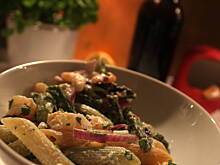 Fot. ewe, druga sałatka z makaronem, krewetkami i pieczonymi szparagami