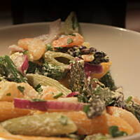 druga sałatka z makaronem, krewetkami i pieczonymi szparagami