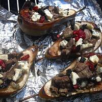 Grillowane gruszki nadziewane wątróbką  z serem lazur