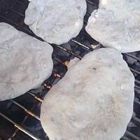 Czosnkowo-ziołowy chlebek z grilla