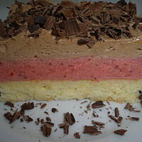 Truskawkowa pianka pod namiotem z czekolady