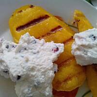 Grillowane mango z sosem z sera ricotta i granatu