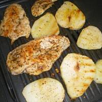 Grillowany kurczak z gruszką i camembertem