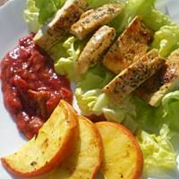 Grillowany kurczak podany z rabarbarowym musem i grillowanymi jabłkami