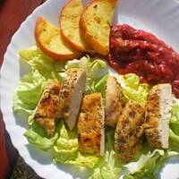 Grillowany kurczak podany z rabarbarowym musem i grillowanymi jabłkami