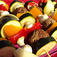 Grillowane szaszłyki z mięsa mielonego