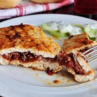 Grillowany kurczak z szynką parmeńską i suszonymi pomidorami