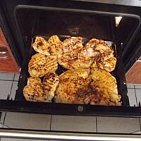 Tabaka czyli grillowany kurczak z sosem czosnkowym Tkemali i Lobo Borani czyli fasolka z jogurtem