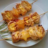 Szaszłyki z mięsa drobiowego faszerowanego serem ricotta z mango