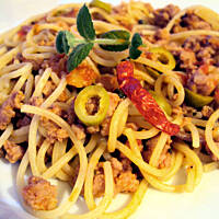 Spaghetti z oliwkami i zielonym pieprzem