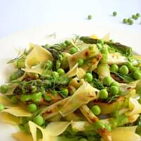 Sałatka z grillowanych warzyw z sosem szpinakowym i serem