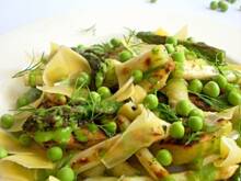 Fot. izeczka, Sałatka z grillowanych warzyw z sosem szpinakowym i serem