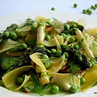 Sałatka z grillowanych warzyw z sosem szpinakowym i serem