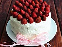 Fot. MIENTA, Szybki i prosty tort z truskawkami
