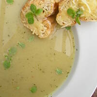 Cebulowa z majerankiem i serowymi grzankami