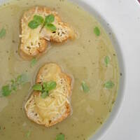 Cebulowa z majerankiem i serowymi grzankami