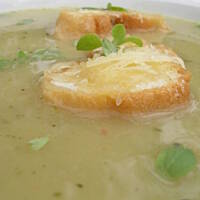 Cebulowa z majerankiem i serowymi grzankami