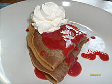 Fot. pwyso, Czekoladowe naleśniki z serem i truskawkowym musem "deser kibica"