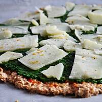 Otrębowa pizza ze szpinakiem i serem owczym