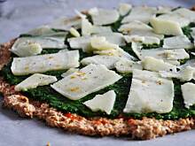 Fot. MIENTA, Otrębowa pizza ze szpinakiem i serem owczym